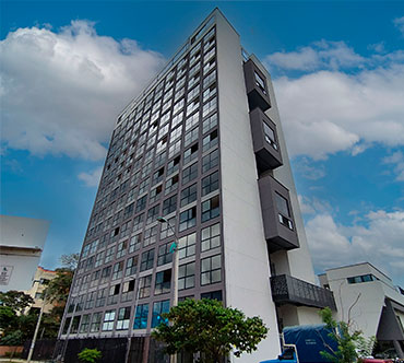 Foto real de la fachada del proyecto Miró Living, donde se aprecia el edificio completo, ubicación estratégica de la ciudad. Refugio Cali