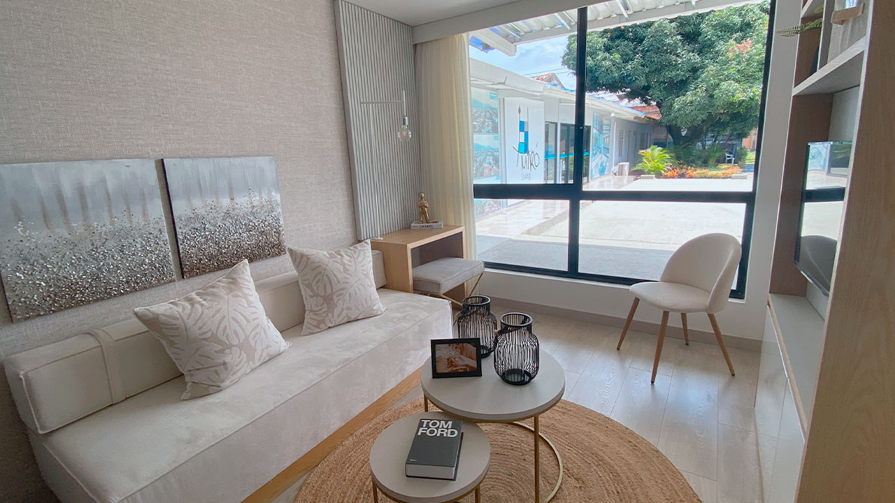 Foto real del apartamento modelo de Miró, donde se aprecia la sala con un gran ventanal que da iluminación y frescura. Refugio Cali Guadalupe Cali